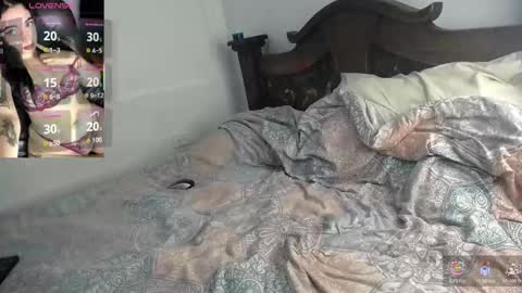 Snapshot of carolinee_fooox chatting on 02/05/26, 03:27 carolinee_fooox online show from 02/05/26, 03:27