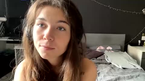 Snapshot of carolynnsobey chatting on 07/14/26, 10:21 Viktorie online show from 07/14/26, 10:21