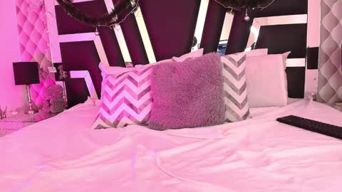 Snapshot of caroo_gomeez chatting on 12/18/24, 04:17 Caro Gmez online show from 12/18/24, 04:17