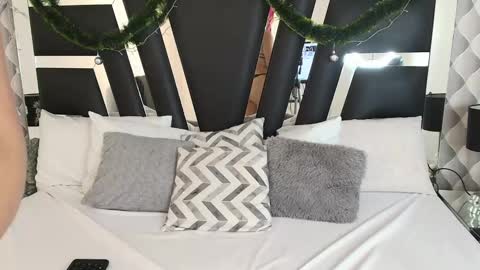 Snapshot of caroo_gomeez chatting on 01/14/25, 04:08 Caro Gmez online show from 01/14/25, 04:08