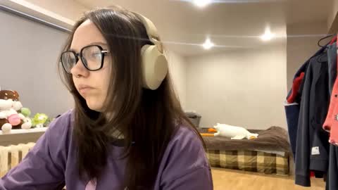 Emilia online show from 12/17/25, 03:12