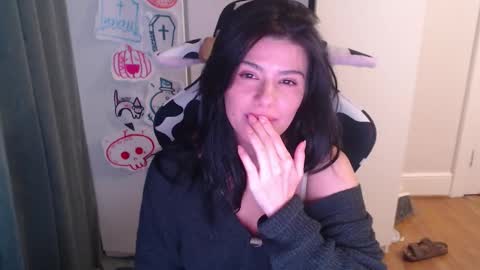 Snapshot of cassiealvarez chatting on 10/28/25, 03:54 cassiealvarez online show from 10/28/25, 03:54