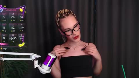 Snapshot of cassiemich chatting on 12/17/25, 11:27 Cassie online show from 12/17/25, 11:27