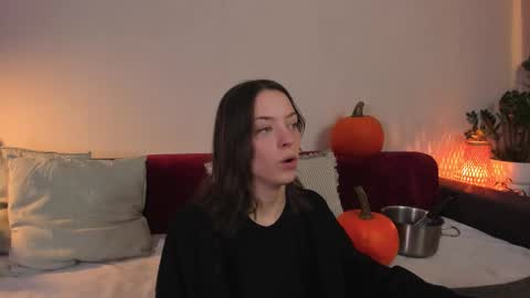  cassandra  online show from 10/28/25, 03:04