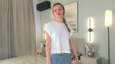 Snapshot of casual_blonde chatting on 02/18/26, 07:15 For friends Kira online show from 02/18/26, 07:15