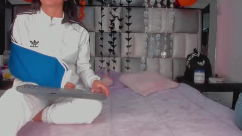 Snapshot of catalina_jade chatting on 10/24/25, 03:41 Cata online show from 10/24/25, 03:41