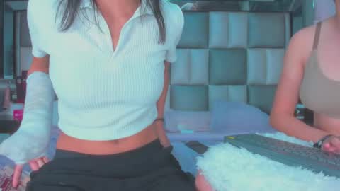 Snapshot of catalina_jade chatting on 11/11/25, 02:17 Cata online show from 11/11/25, 02:17