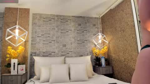 CatalinnaThompson online show from 10/29/25, 12:07