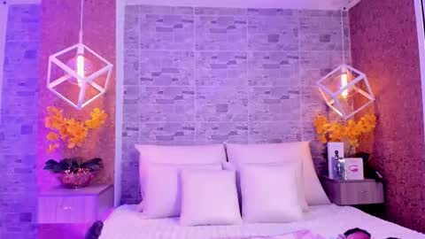 CatalinnaThompson online show from 11/12/25, 12:05