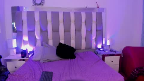 Snapshot of catarsiss_moon chatting on 12/07/24, 05:09 Cat online show from 12/07/24, 05:09