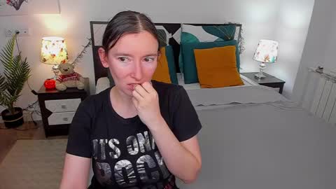 Snapshot of catherinewalls chatting on 12/06/24, 02:24 Catrin online show from 12/06/24, 02:24