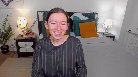 Snapshot of catherinewalls chatting on 12/22/24, 09:55 Catrin online show from 12/22/24, 09:55