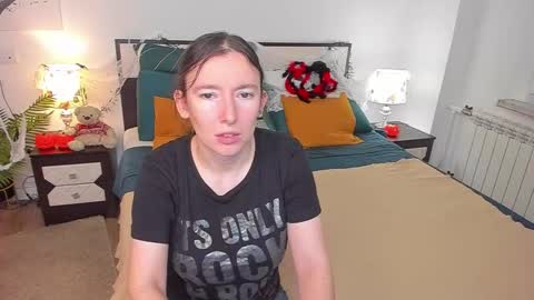 Snapshot of catherinewalls chatting on 10/29/25, 06:59 Catrin online show from 10/29/25, 06:59