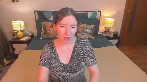 Snapshot of catherinewalls chatting on 12/18/25, 07:58 Catrin online show from 12/18/25, 07:58