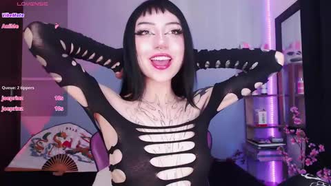 Snapshot of cati_petite chatting on 02/19/25, 01:28 Cati help me reach my goal of 100 thumbs up again 3 online show from 02/19/25, 01:28