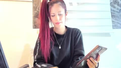 Snapshot of catt_evans1 chatting on 01/04/25, 11:27 CATT EVANS online show from 01/04/25, 11:27