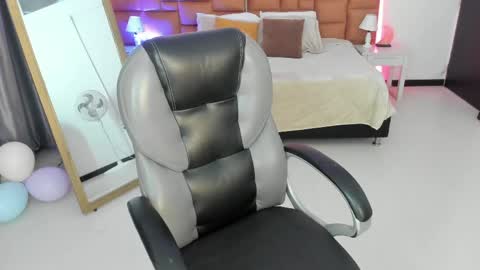 catti_brie_ online show from 04/22/26, 11:23