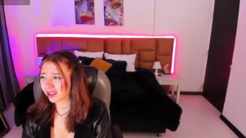 catti_brie_ online show from 07/24/26, 11:41