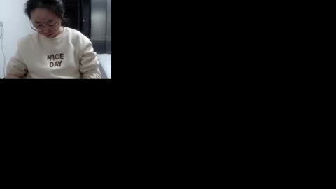 Snapshot of cbz112233 chatting on 02/15/25, 06:01 ANNYANNY online show from 02/15/25, 06:01