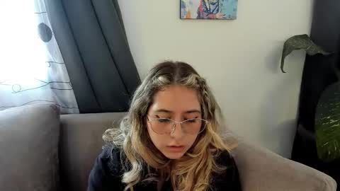 Snapshot of ccuteass chatting on 12/12/24, 01:17 ccuteass online show from 12/12/24, 01:17