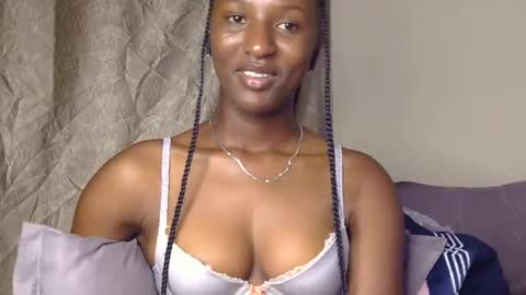 Snapshot of cee_queen chatting on 06/19/26, 02:32 cee_queen online show from 06/19/26, 02:32