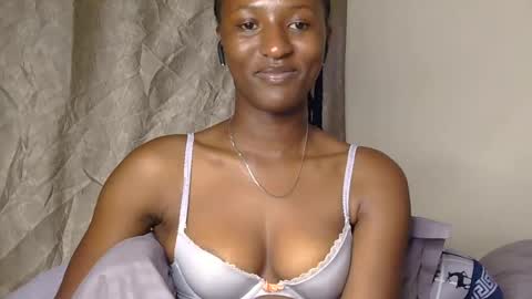 Snapshot of cee_queen chatting on 06/20/26, 03:20 cee_queen online show from 06/20/26, 03:20