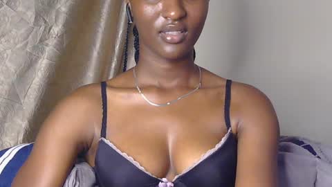 Snapshot of cee_queen chatting on 06/25/26, 05:56 cee_queen online show from 06/25/26, 05:56