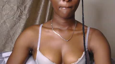 Snapshot of cee_queen chatting on 06/29/26, 05:14 cee_queen online show from 06/29/26, 05:14