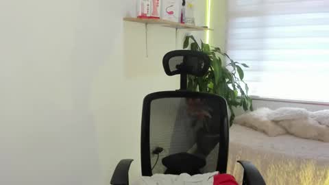 celeste_bonnet1 online show from 09/25/25, 07:39