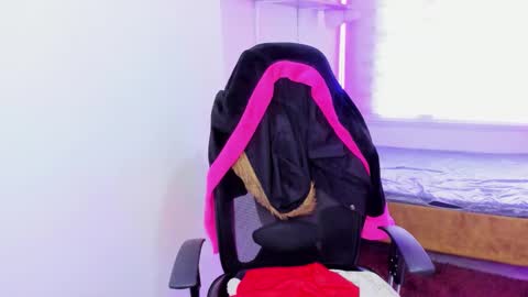 celeste_bonnet1 online show from 10/29/25, 07:04