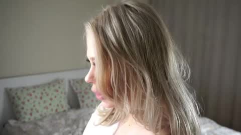 Snapshot of celestial_grace chatting on 04/07/26, 01:22 Mellani online show from 04/07/26, 01:22