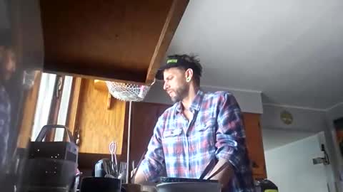 Snapshot of cguffey2284 chatting on 12/17/25, 04:24 cguffey2284 online show from 12/17/25, 04:24