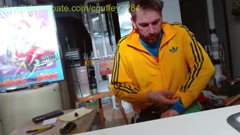 Snapshot of cguffey2284 chatting on 12/21/25, 06:04 cguffey2284 online show from 12/21/25, 06:04