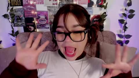 Snapshot of chaarlotte_1 chatting on 05/03/26, 12:33 charlotte online show from 05/03/26, 12:33