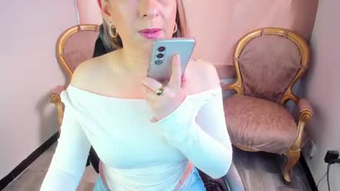 Snapshot of chanel_gold chatting on 07/17/26, 04:45 online show from 07/17/26, 04:45