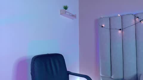 Snapshot of chaneladamss_ chatting on 11/10/25, 02:54 C H A N E L online show from 11/10/25, 02:54