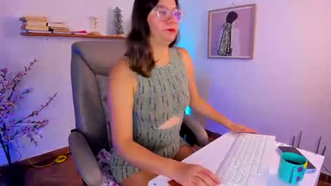 Snapshot of chanell_taylor_ chatting on 07/17/26, 12:01 chanell online show from 07/17/26, 12:01