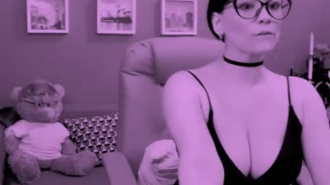 Snapshot of chantallovely chatting on 05/04/26, 02:02 The Queen online show from 05/04/26, 02:02