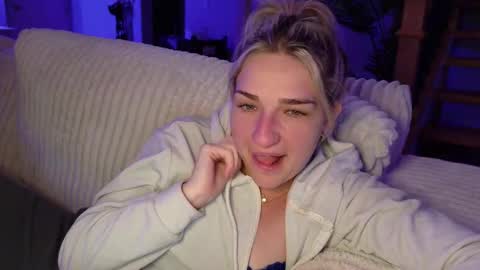 Snapshot of charbearxoxo chatting on 12/17/25, 12:16 char online show from 12/17/25, 12:16