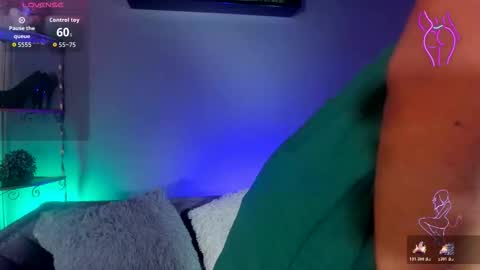 charlhot_ online show from 11/18/25, 12:31