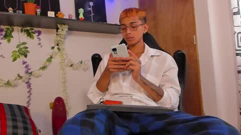 Snapshot of charlieerusso chatting on 01/23/25, 03:32 Charles Russo online show from 01/23/25, 03:32