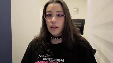 Snapshot of charlote__miller chatting on 09/18/25, 11:23 You honey online show from 09/18/25, 11:23