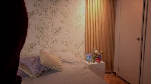 Snapshot of charlote__miller chatting on 05/05/26, 11:51 You honey online show from 05/05/26, 11:51