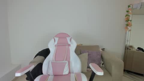 Snapshot of charlote_cowell_sub_ chatting on 12/16/24, 09:52 online show from 12/16/24, 09:52