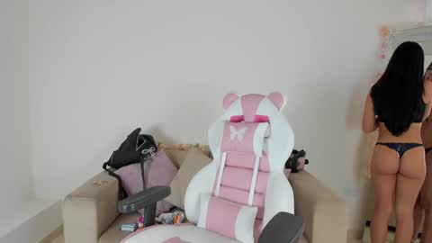 Snapshot of charlote_cowell_sub_ chatting on 01/07/25, 09:25 online show from 01/07/25, 09:25