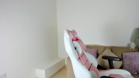 Snapshot of charlote_cowell_sub_ chatting on 01/21/25, 11:34 online show from 01/21/25, 11:34