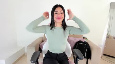 Snapshot of charlote_cowell_sub_ chatting on 02/09/25, 07:52 online show from 02/09/25, 07:52