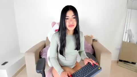 Snapshot of charlote_cowell_sub_ chatting on 02/13/25, 09:27 online show from 02/13/25, 09:27