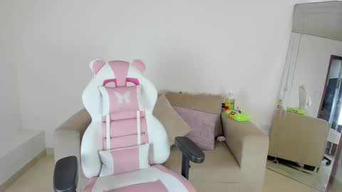 Snapshot of charlote_cowell_sub_ chatting on 02/23/25, 09:37 online show from 02/23/25, 09:37