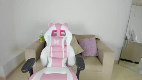 Snapshot of charlote_cowell_sub_ chatting on 02/28/25, 05:15 online show from 02/28/25, 05:15